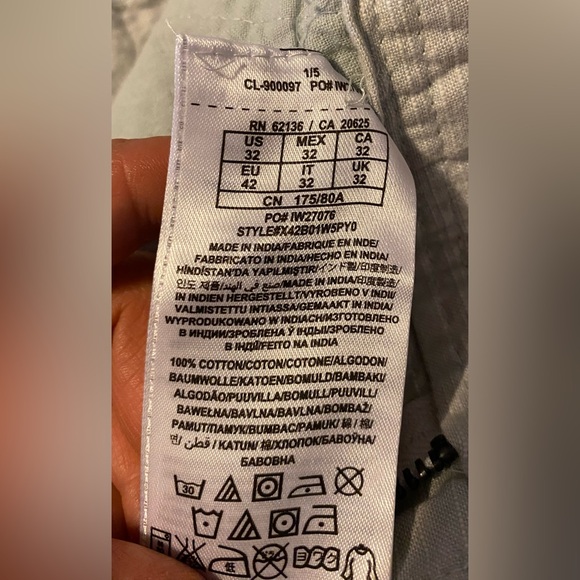 Guess size 32 light gray cargo shorts - Picture 8 of 9